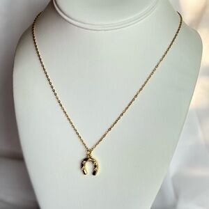 Chic Gold Horseshoe Necklace